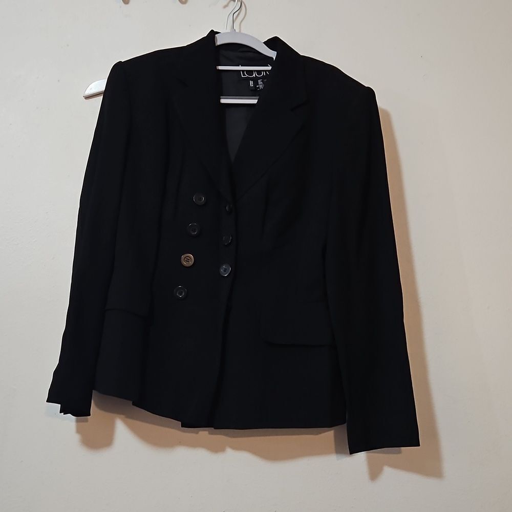Classic Black Suit Jacket with Structured Silhouette